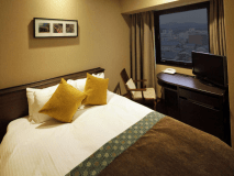 ダブルルーム／全室が角部屋でビジネスユースやカジュアルユースにも最適なお部屋です。