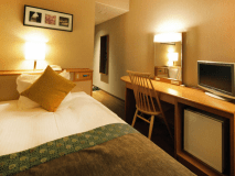 シングルルーム／市街地側の１ベットルームです。広さに定評のあるユニットバスも完備。