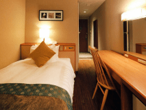 シングルルーム／市街地側の１ベットルームです。広さに定評のあるユニットバスも完備。