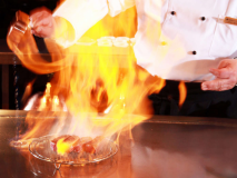 しつこさのない甘い脂と芳醇な香り、繊細な旨味が特徴の近江牛を鉄板焼きで。