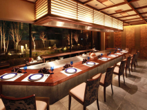 近江牛鉄板焼 鳳凰／卓越した鉄板シェフの見事な手さばき、香り、そして音。臨場感