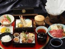 大老御膳会席／味だけでなく見た目にもこだわった特製料理です。