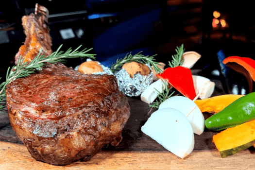 とろけるような柔らかさの肉質をご堪能ください。