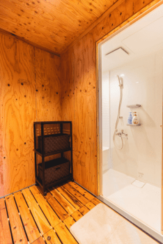 当キャンプ場専用のシャワールームが男女別にあります。小さなお子様と一緒に入ることができる、少し大きめのシャワールームもございます。