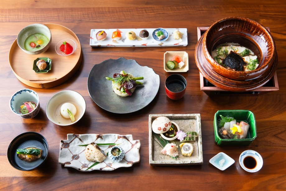瀬戸内の新鮮な魚を扱った会席コースです。一品一品、趣向を凝らしたお料理をお楽しみいただけます。 瀬戸内の新鮮な魚を扱った会席コースです。一品一品、趣向を凝らしたお料理をお楽しみいただけます。