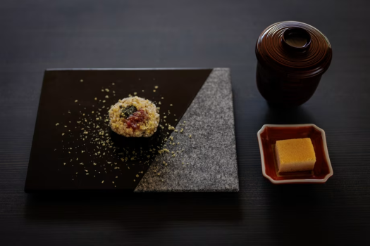 お寿司の一例。嗜好を凝らした肉寿司や巻き寿司をお楽しみいただけるのも、このコースならでは。