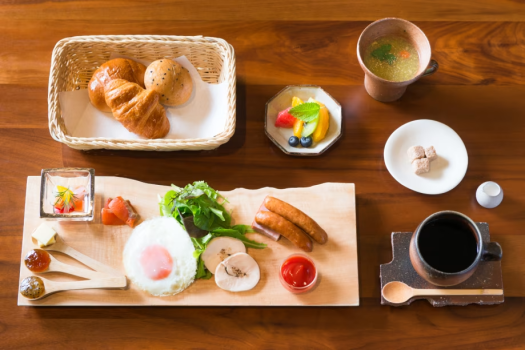 朝はパン食をご希望の方へご用意した洋朝食。ハムやソーセージ、卵料理に新鮮なお野菜を添えたプレートスタイルでご提供いたします。