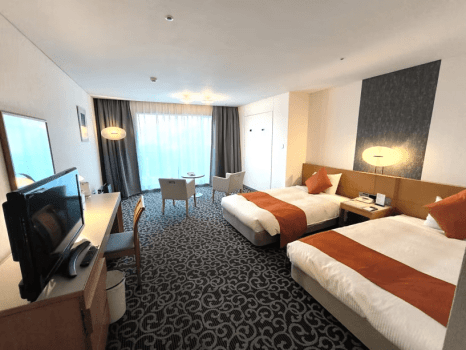 定員2名のツインルームです。36m2のお部屋からは小豆島の自然の山々がご覧いただけます。