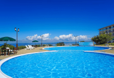 2026年プール営業日7/18~8/31、営業時間：8：00~11：00 / 休憩  / 13：00~18：00