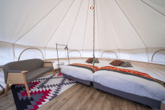 【客室】グランテント
客室ごとにテイストの異なるこだわりの内装は、フラガールのステージ衣装と同じデザインを取り入れたハワイアンズのオリジナル。