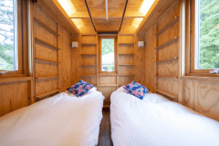 【客室】ウッドキャビン
木のぬくもりがあたたかいお部屋。ベッドが4つあり、1年を通して快適に過ごせます。