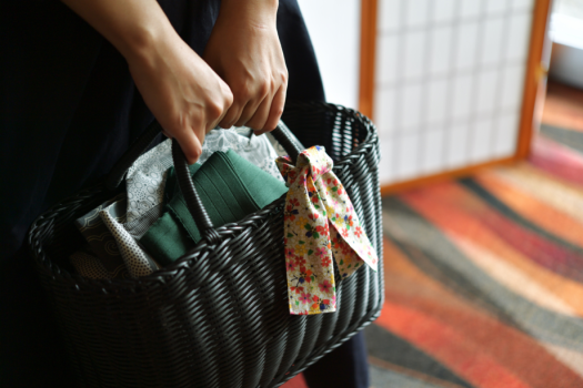 アメニティは、ロビー奥アメニティコーナーにご用意させていただいております。お好みのものを、お部屋へお持ちください。