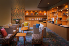 ◆ラウンジ（バルタイム19：00～22：00）
心地よい音楽が流れるラウンジで、お酒を片手に･･･楽しい会話も弾みます。
アルコール・ソフトドリンクはもちろん、ちょっとしたおつまみも。