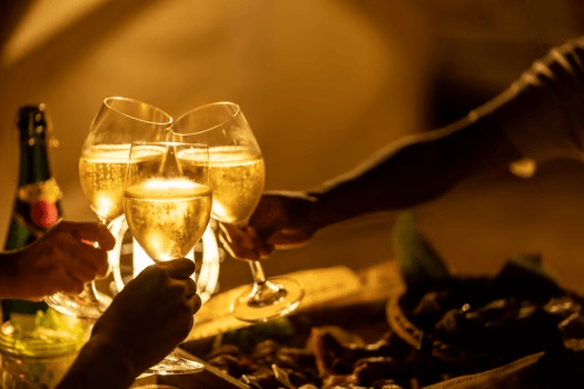 【海に浮かぶ秘密の天然水族館】BARドリンクを片手に、夜のグラスボートで過ごす幻想的なひととき＜カップル限定＞