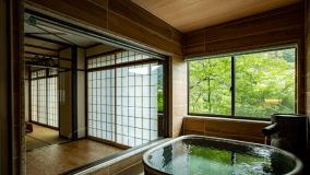 【石山】自家源泉の全天候型半露天風呂付／和室二間44㎡