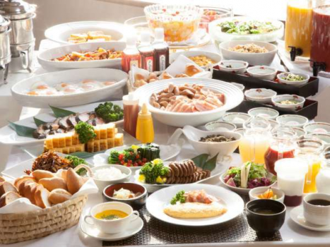 【朝食ブッフェ】ホテルならではの洋食から、秋田の味を活かした和食まで、豊富なメニューが揃います。