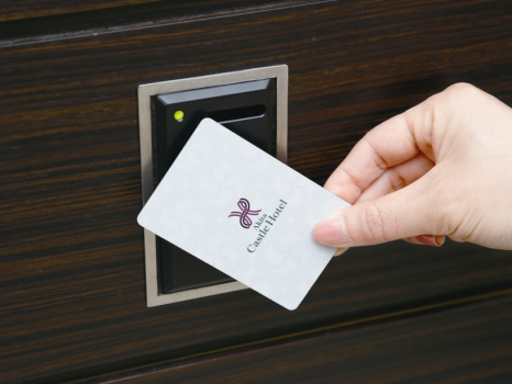 カードキーによるセキュリティ。お泊まりのお客様以外は宿泊フロアに行くことはできません。