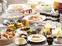 【朝食ブッフェ】ホテルならではの洋食から、秋田の味を活かした和食まで、豊富なメニューが揃います。