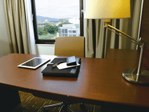 【ライティングデスク】スタンダードルームにはお仕事のしやすい広々としたデスクを備えております。