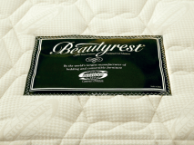 【シモンズ社製ベッド】全室セミダブルサイズ以上で、ゆったりとお休みいただけます。