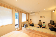 B-TYPE：小上がりのある、木の香ただようシンプルモダンな和洋室ツイン