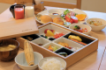 ご朝食は、華やかな箱型のお膳をお一人ずつ、その他、種類豊富に取り揃えたバイキングをお楽しみください。