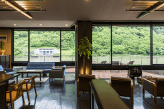 【最上川を眺めるデザイナーズラウンジ】ゆったりと風雅な景色をお愉しみ下さい