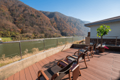 【最上川を身近に感じられるテラス】ラウンジから出入りでき、より一層景色をお愉しみいただけます