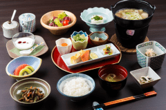 【朝食／山形郷土和膳例】庄内風芋煮や山形の郷土料理と一緒に、美味しく炊いたお米をどうぞ