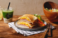 【朝食】朝はホットサンドとスムージー