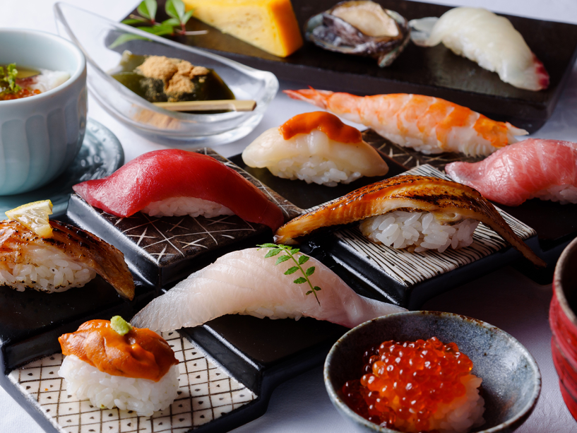 【鮨屋台PREMIUM】贅沢尽くし！板ウニ＆鮑ステーキ＆特上握りを味わうプレミアム鮨コース＜記念日や特別な日に＞