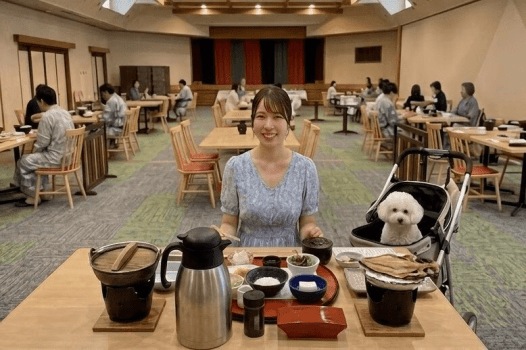 朝食のあとは、チェックアウトまでお部屋でゆっくりと。
愛犬と一緒に、のんびりした朝食の時間をお楽しみください。
　　
※写真はイメージです。お食事会場は三河座またはダイニング凪にてご案内します。