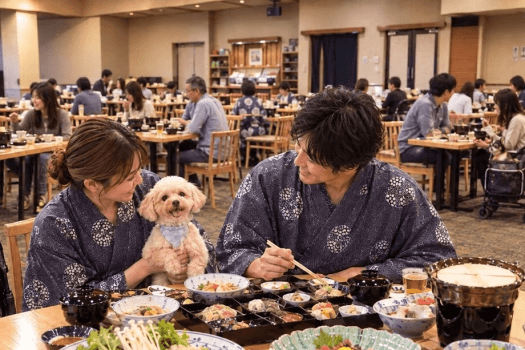 お食事中も、愛犬はずっとそばに。 三河の旬を、家族みんなでゆっくり味わってください。 
※写真はイメージです。お食事会場は三河座またはダイニング凪にてご案内します。