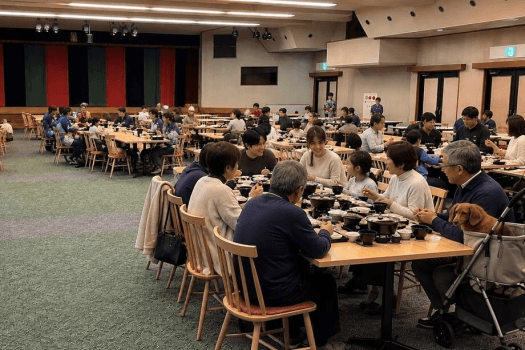 広々としたお食事会場で、三世代のファミリーもゆったり食卓を囲める和やかなひととき。ご移動や待機もペット用カート（バギー）のご利用が可能なので、大切な「うちの子」をお部屋にお留守番させる心配もありません。