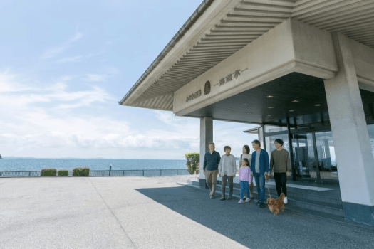 目の前に広がる三河湾の絶景。玄関をひと足踏み出せば、心地よい潮風が家族みんなを包み込みます。お子様からおじいちゃん・おばあちゃん、そして大切な「うちの子」まで揃って過ごすかけがえのない時間。