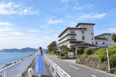 目の前に広がる青い海と空、そしてすぐ隣には大好きな「うちの子」。
宿を囲む三河湾の海岸沿いは、わんちゃんとのお散歩にぴったりの特等席です。
潮風を感じながら、ゆったりと流れる特別な休日を過ごしませんか？