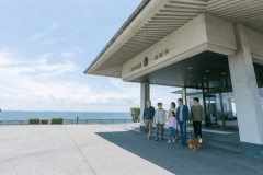 目の前に広がる三河湾の絶景。玄関をひと足踏み出せば、心地よい潮風が家族みんなを包み込みます。お子様からおじいちゃん・おばあちゃん、そして大切な「うちの子」まで揃って過ごすかけがえのない時間。