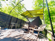 ★贅沢にプライベートデッキスペースとテントサウナ1張りを貸切るグランピングサイト！！★コタツであったか12畳2〜4名様までご利用可能なテントサイト（Dサイト）