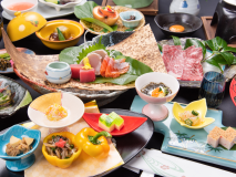 *【椿会席/一例】夕食はボリュームいっぱい。ごゆっくりお召し上がりください。
