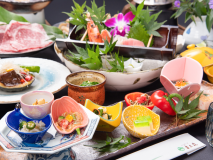 *【湯山会席/一例】前菜も色鮮やかで目にも楽しい夕食です