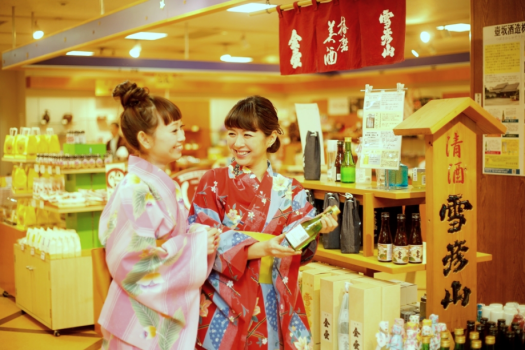 売店「はりま路」には、播磨の地酒や特産品を数多く取り揃えております