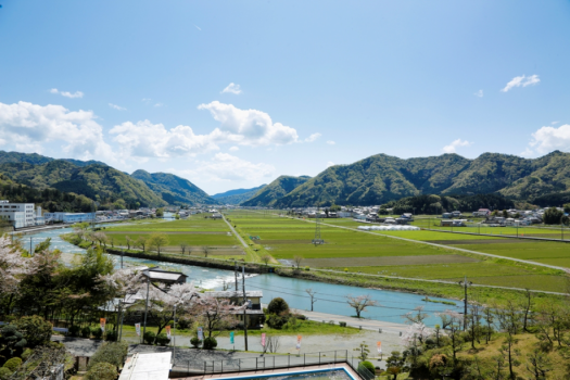 南へ広がる　夢前川の清流と里山の絶景