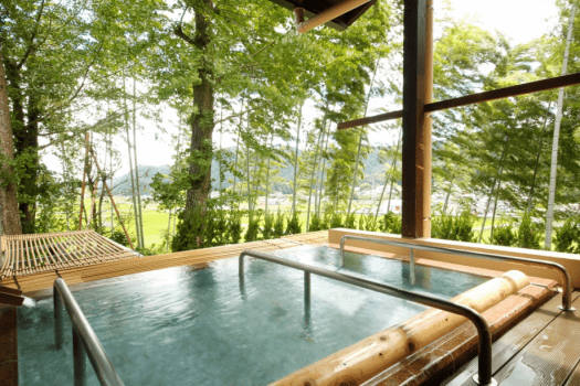 《大浴場 満天星 寝湯》温泉に浸かりながら、キレイな空気とのどかな雰囲気に包まれる「満天星」で至福の時をお過ごし下さい