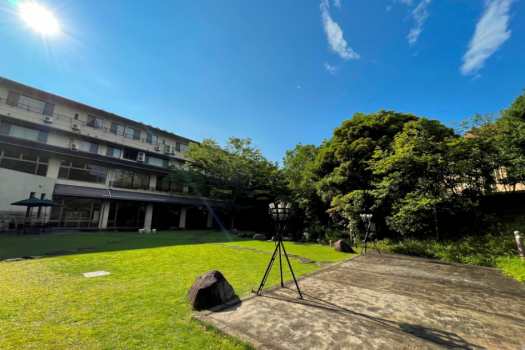 ＜中庭＞　芝に点在する飛び石、滝のせせらぎとシンボルツリーの欅が非日常を演出します