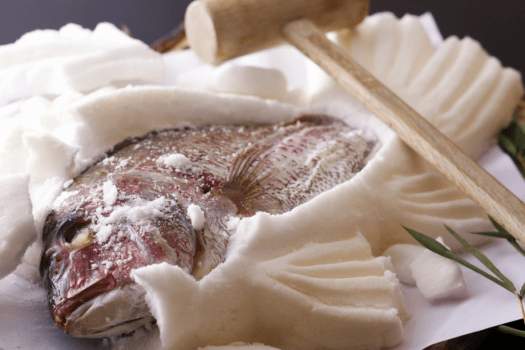 鯛を丸ごと一匹、お塩で包んで蒸し焼きに！適度な塩味とふんわり柔らかな食感　鯛本来の甘味をお愉しみ頂けます