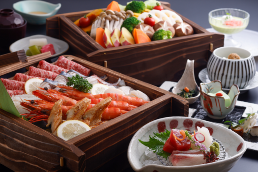 国産牛と海鮮を贅沢にも「蒸籠蒸し」でご用意！嬉しいお部屋食です。※画像は3名盛り