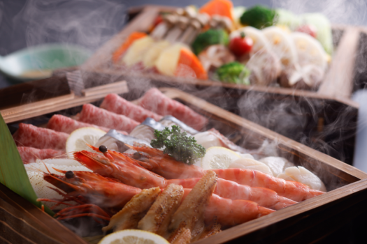 国産牛と海鮮を贅沢にも「蒸籠蒸し」でご用意！嬉しいお部屋食です。※画像は3名盛り