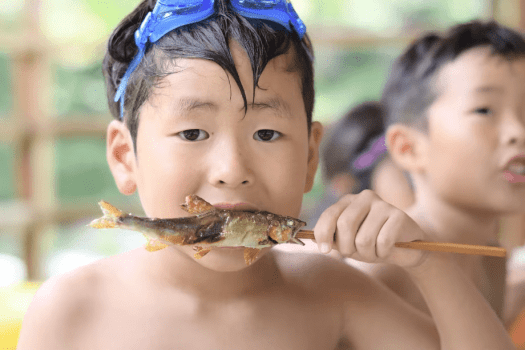 捕った鮎をまるかじり！夏休みだけの限定体験です！
