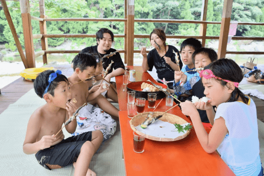鮎狩りを満喫しながら、みんなでわいわい楽しい食事を！