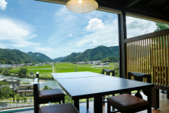 ＜ダイニングー康貴＞イメージ　南向きの絶景を望みながらお食事をお楽しみいただけます
